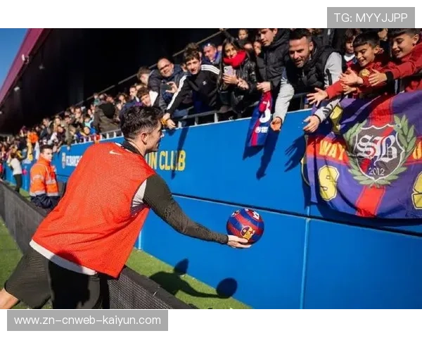 巴萨训练基地迎来开放日，千余名球迷现场观看球队训练
