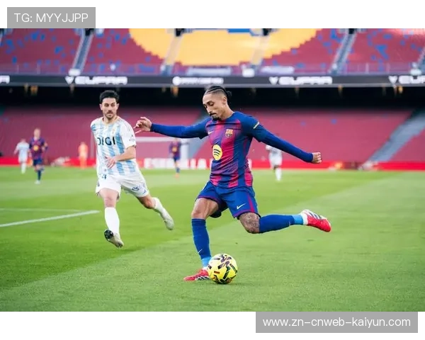 诺坎普球场巴萨3-0胜奥维耶多,拉菲尼亚进球后致敬球迷